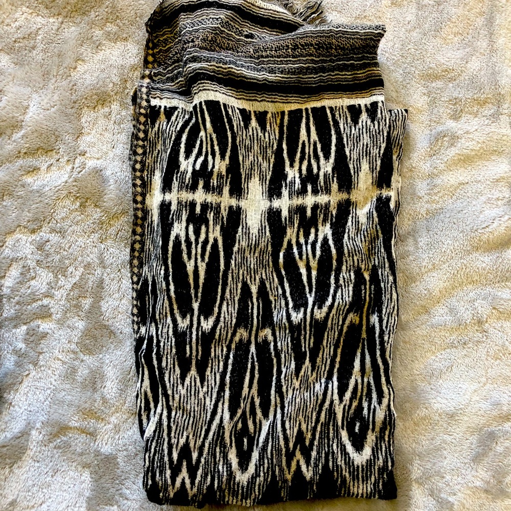 Aritzia Wilfred Black and Cream Scarf